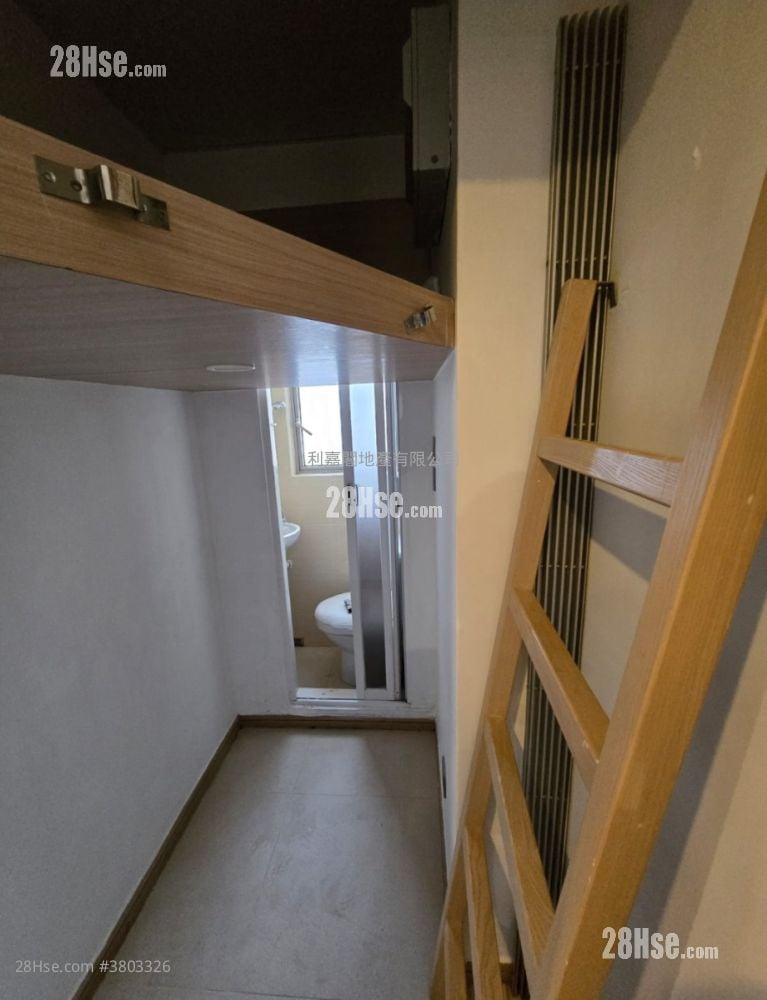 奥城西岸 售盘 4 房 , 2 浴室 716 平方尺