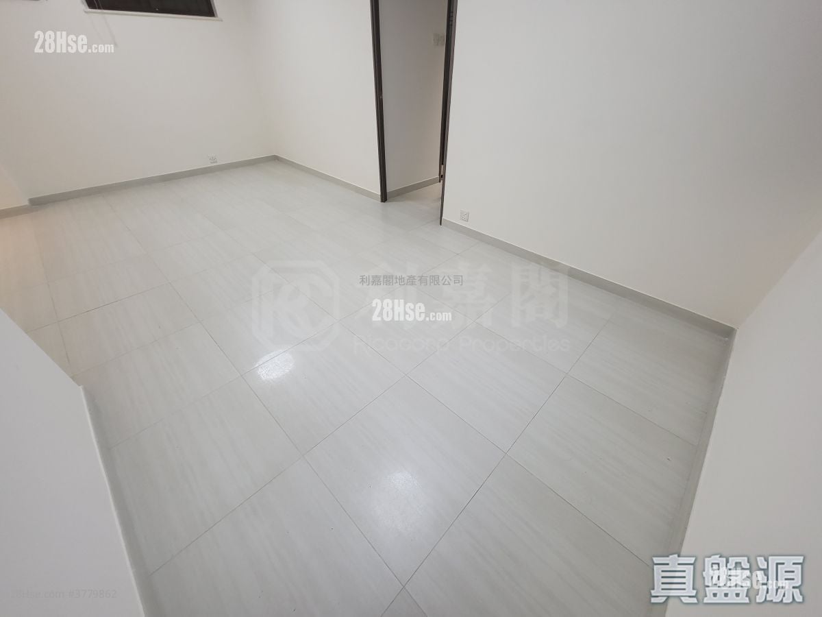 Merry Court Sell 3 Bedrooms , 1 Bathroom 685 ft²