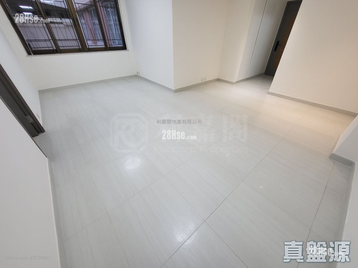 Merry Court Sell 3 Bedrooms , 1 Bathroom 685 ft²