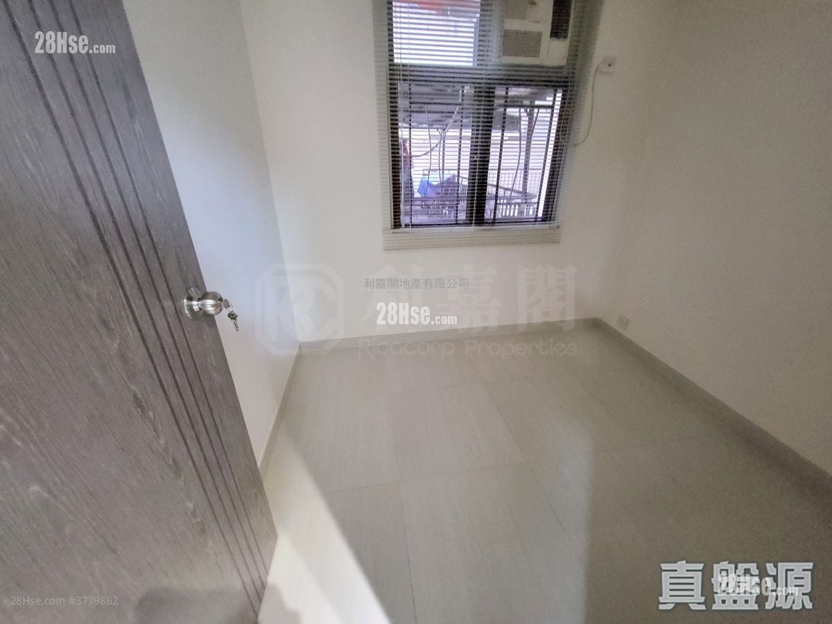 Merry Court Sell 3 Bedrooms , 1 Bathroom 685 ft²