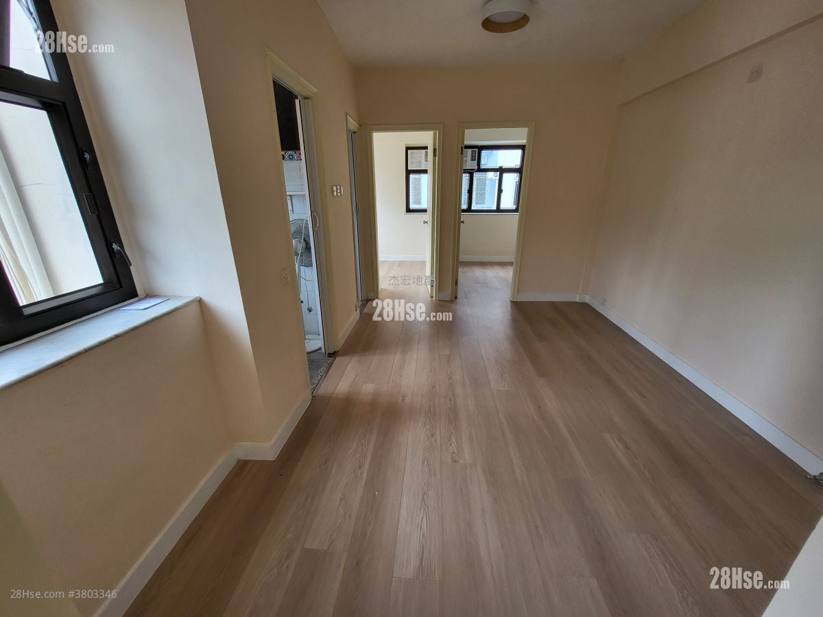 living room: Apartment Sell 3 Bedrooms , 1 Bathroom 363 ft²