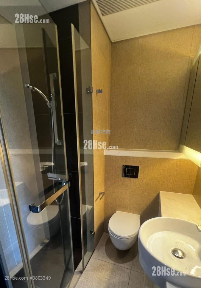 Queen's Cube Rental 289 ft²