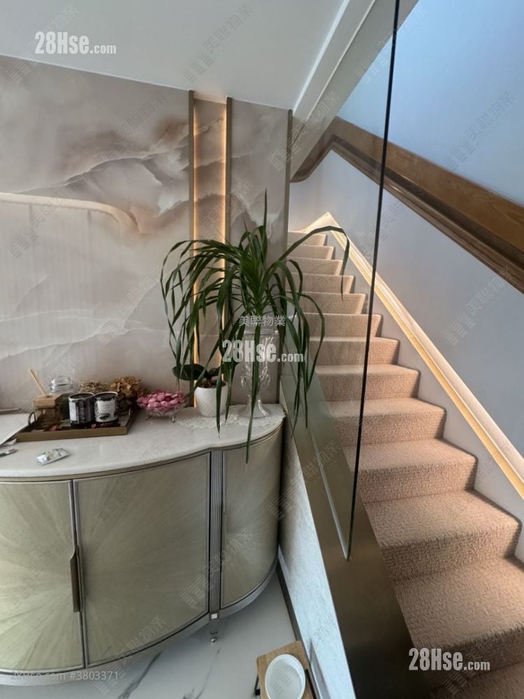 Ming Court Sell 5+ Bedrooms 2,271 ft²