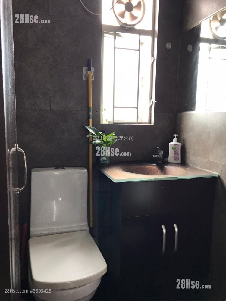 Ming Fung Court Sell 2 Bedrooms , 1 Bathroom 300 ft²