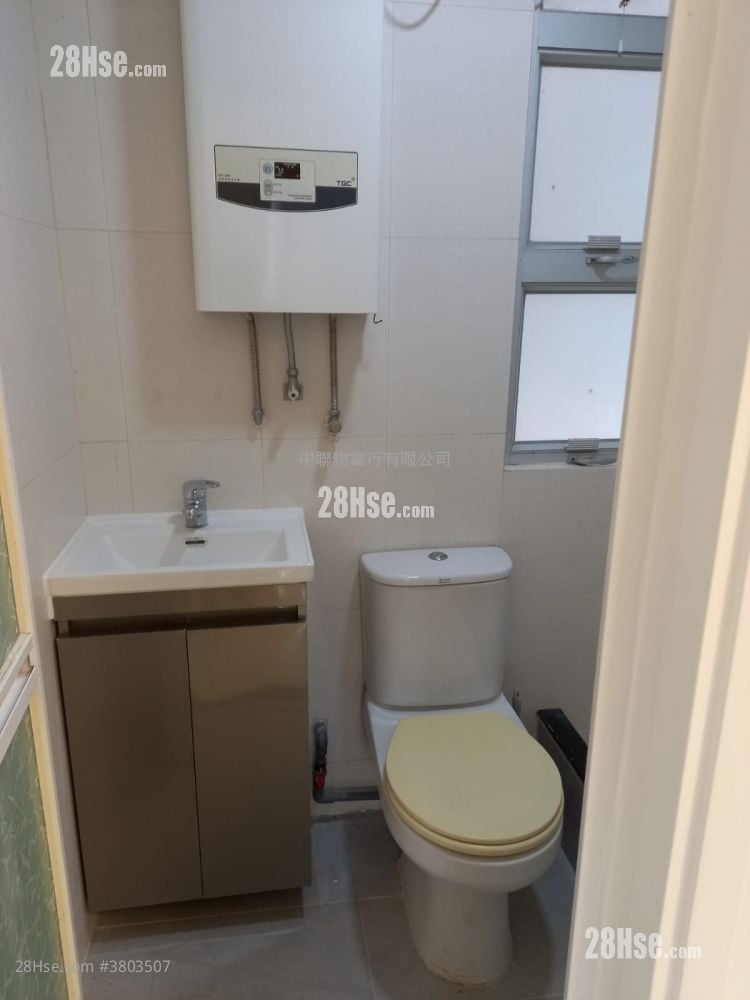 Golden Lion Garden Rental 306 ft²