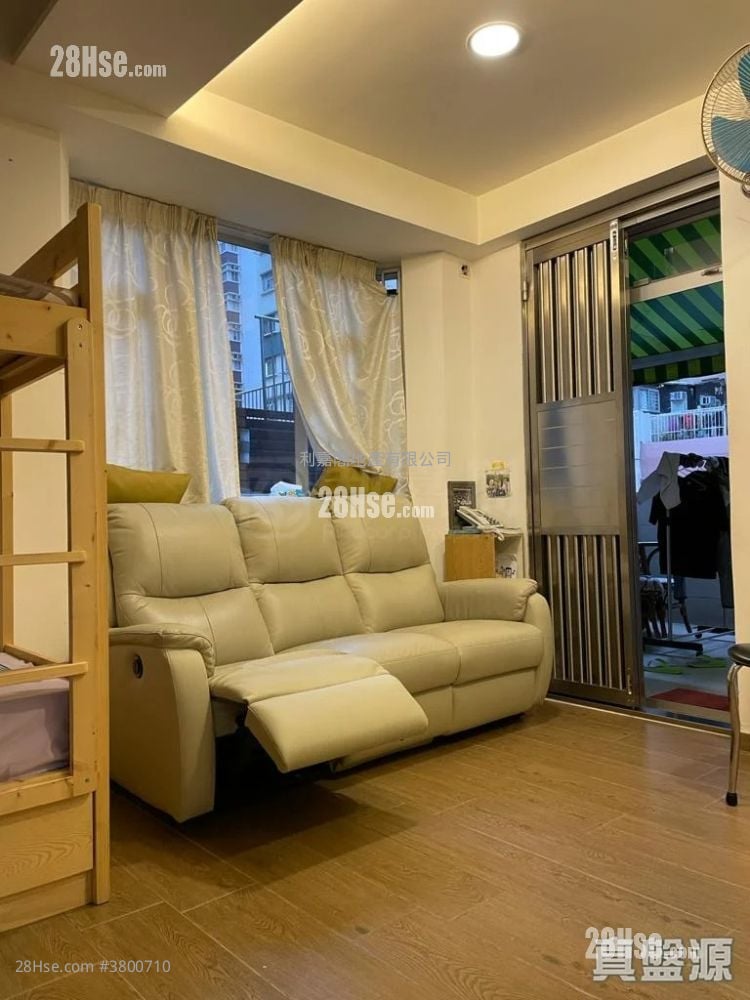 living room: Ka Hing Building Sell 1 Bedroom , 1 Bathroom 205 ft²