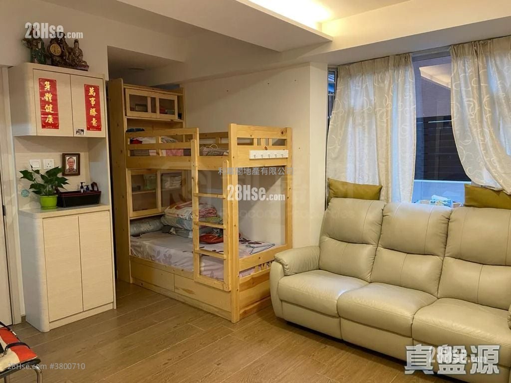living room: Ka Hing Building Sell 1 Bedroom , 1 Bathroom 205 ft²