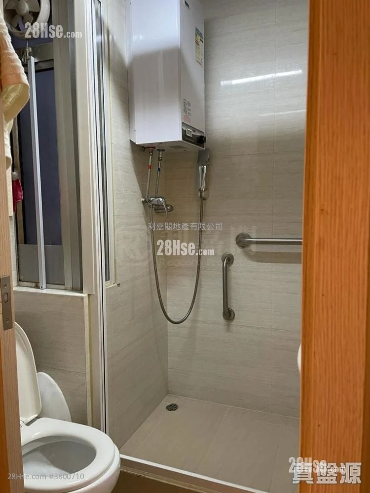 bathroom: Ka Hing Building Sell 1 Bedroom , 1 Bathroom 205 ft²