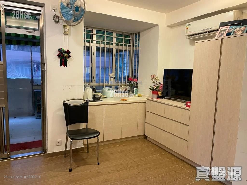 living room: Ka Hing Building Sell 1 Bedroom , 1 Bathroom 205 ft²
