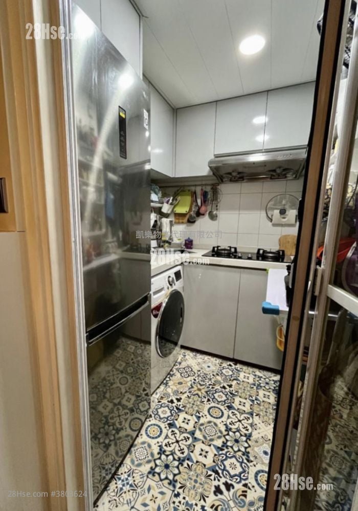 Kwun Tak Court Sell 3 Bedrooms , 1 Bathroom 443 ft²