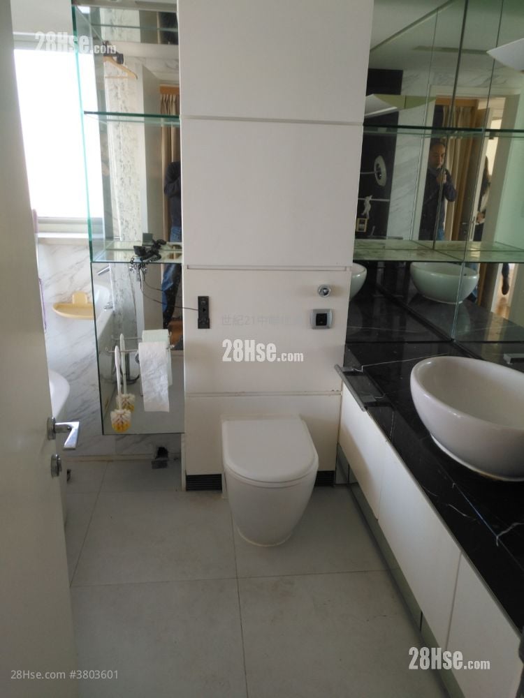 Centre Stage Sell 4 Bedrooms , 2 Bathrooms 1,318 ft²