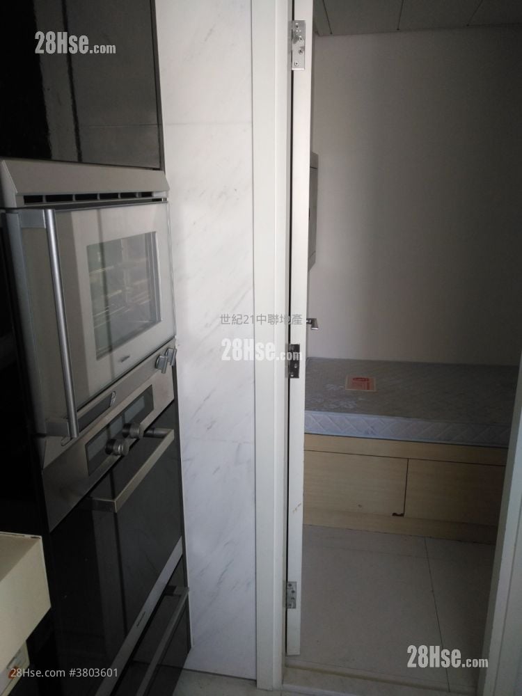 Centre Stage Sell 4 Bedrooms , 2 Bathrooms 1,318 ft²