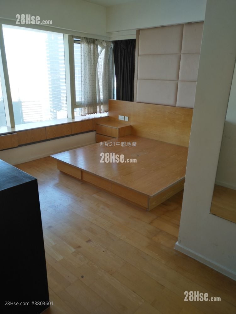 Centre Stage Sell 4 Bedrooms , 2 Bathrooms 1,318 ft²