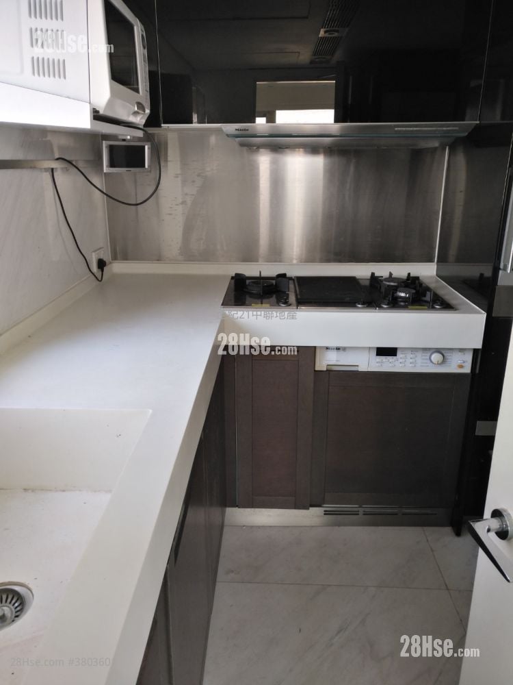 Centre Stage Sell 4 Bedrooms , 2 Bathrooms 1,318 ft²