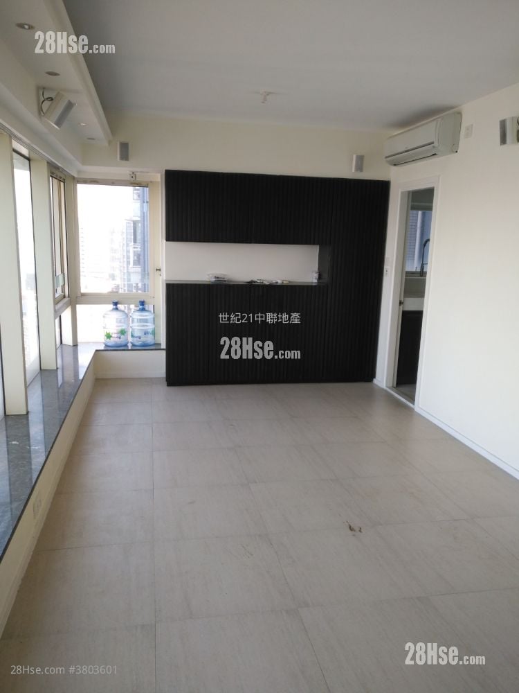 Centre Stage Sell 4 Bedrooms , 2 Bathrooms 1,318 ft²