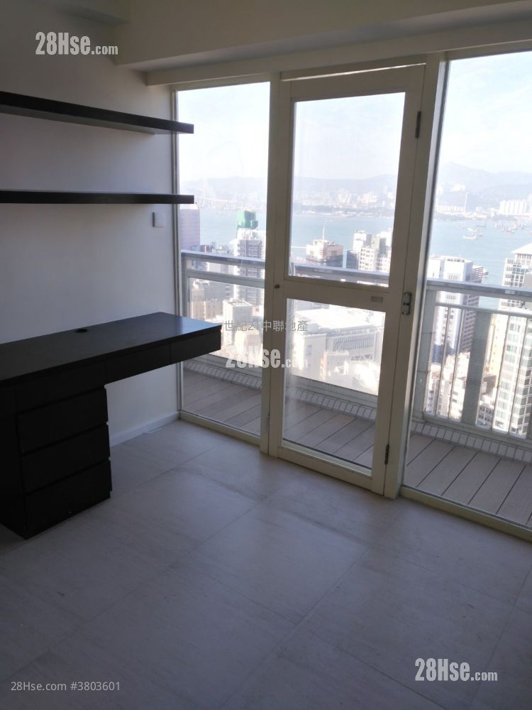 Centre Stage Sell 4 Bedrooms , 2 Bathrooms 1,318 ft²