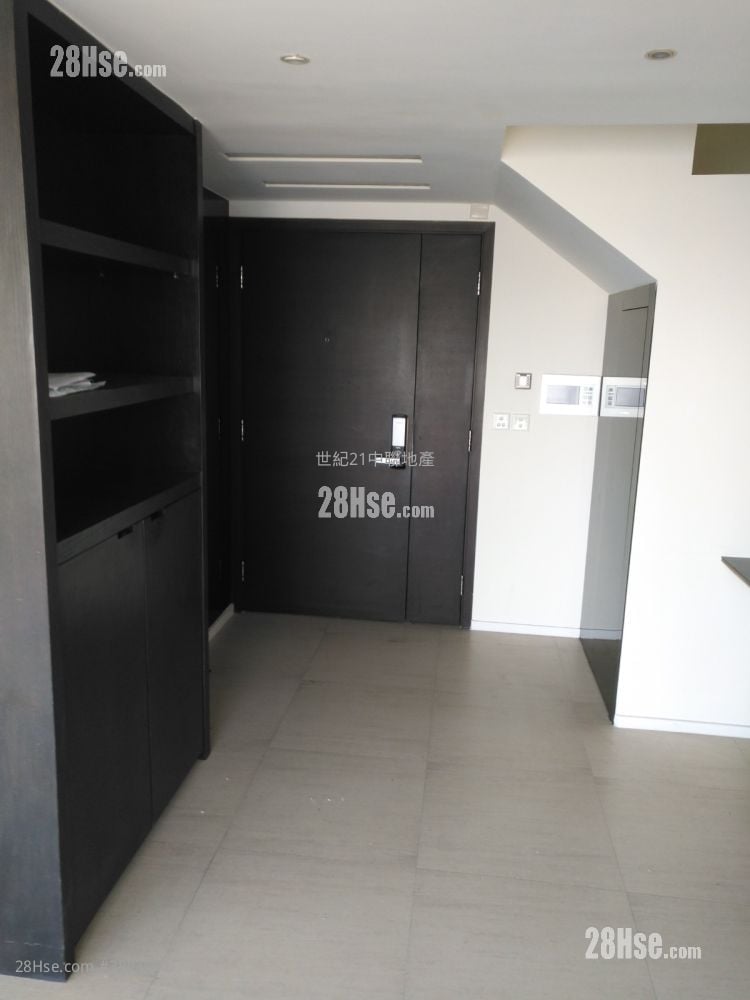 Centre Stage Sell 4 Bedrooms , 2 Bathrooms 1,318 ft²