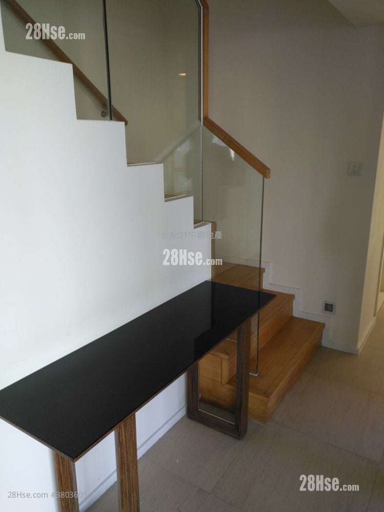 Centre Stage Sell 4 Bedrooms , 2 Bathrooms 1,318 ft²