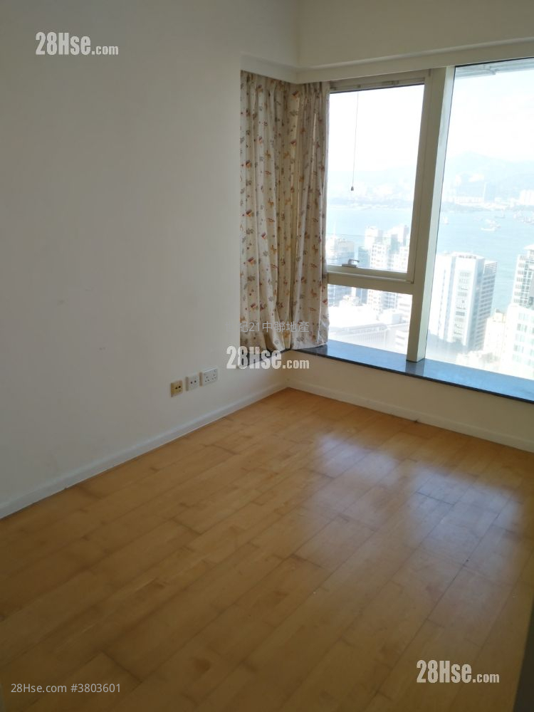 Centre Stage Sell 4 Bedrooms , 2 Bathrooms 1,318 ft²