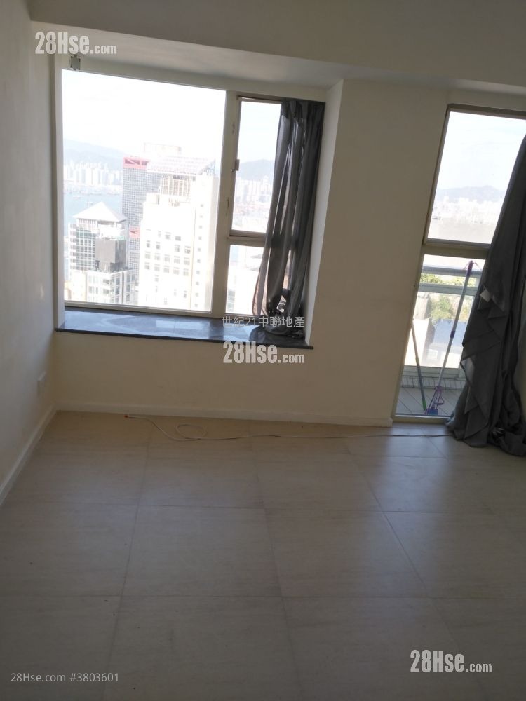 Centre Stage Sell 4 Bedrooms , 2 Bathrooms 1,318 ft²