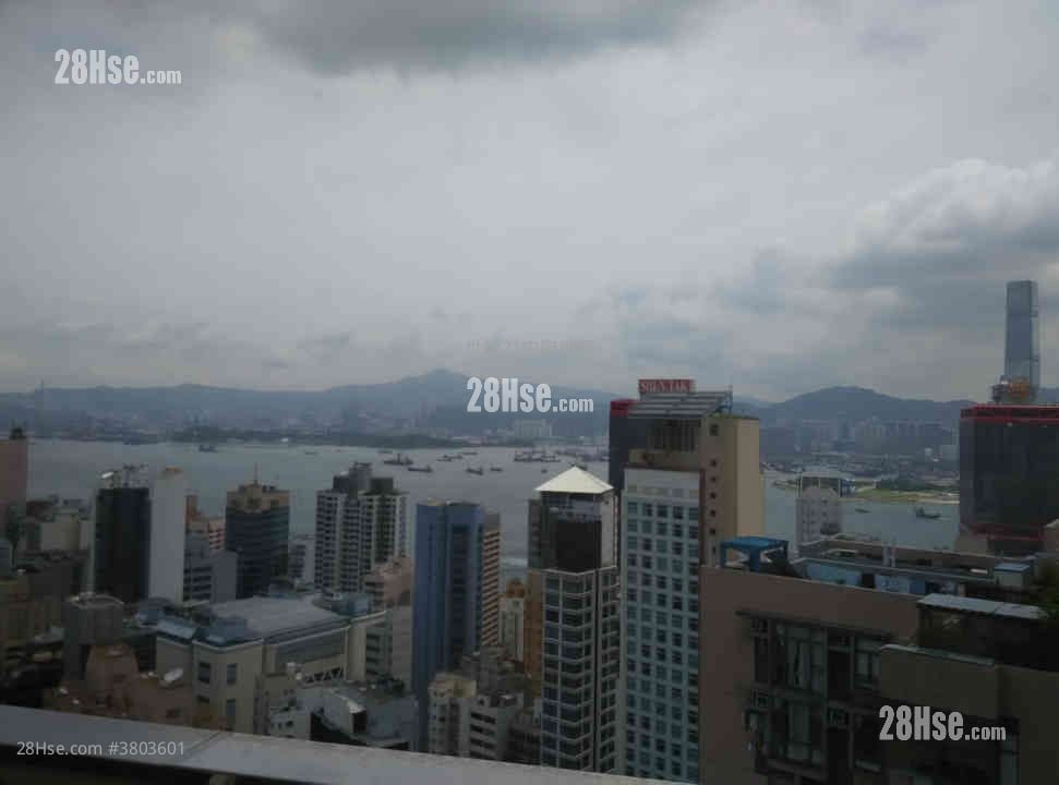 Centre Stage Sell 4 Bedrooms , 2 Bathrooms 1,318 ft²