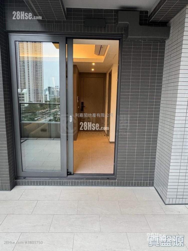 Yoho West Sell 245 ft²