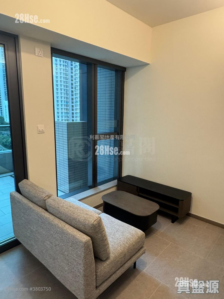 Yoho West Sell 245 ft²