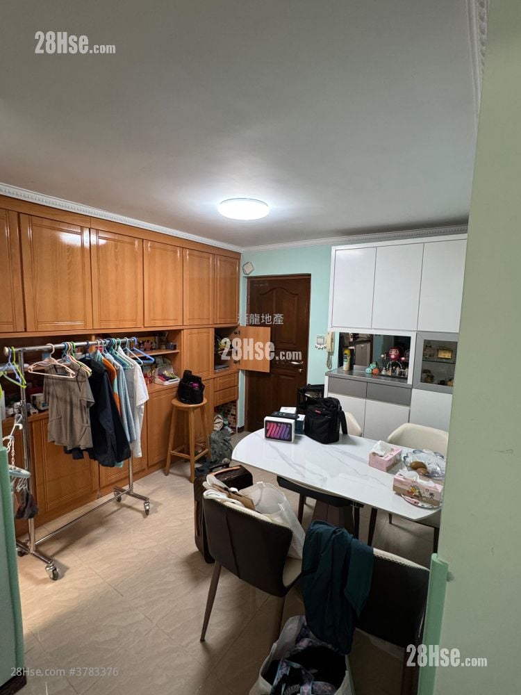 Charming Garden Sell 3 Bedrooms , 2 Bathrooms 592 ft²