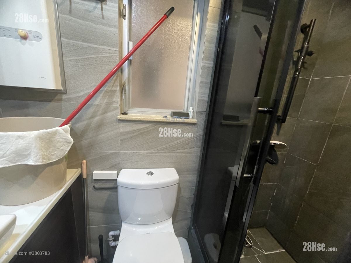 Tsz Oi Court Sell 3 Bedrooms 650 ft²