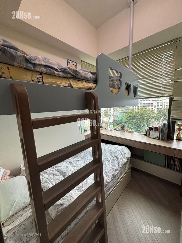 Yoho West Sell 3 Bedrooms 650 ft²