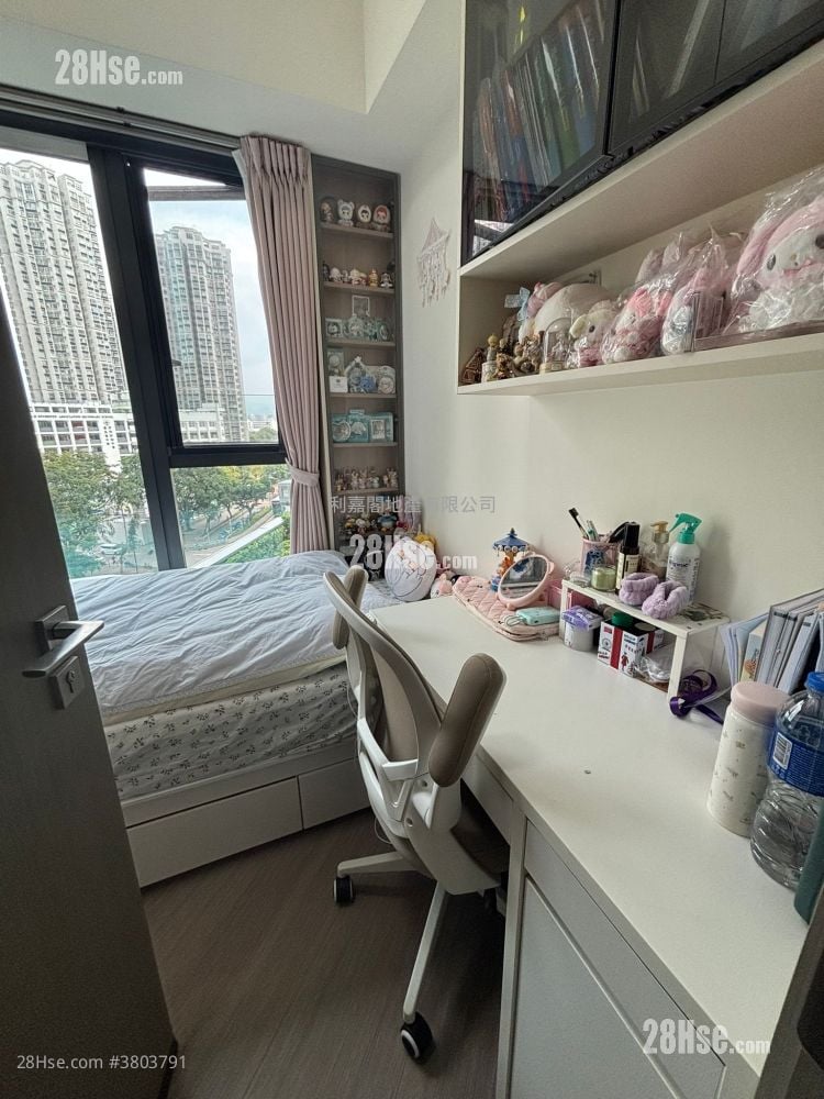 Yoho West Sell 3 Bedrooms 650 ft²