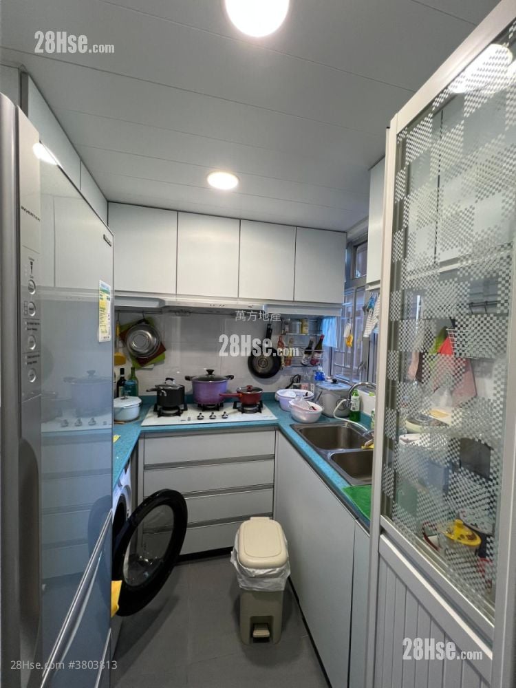 Yue Tin Court Sell 2 Bedrooms , 1 Bathroom 483 ft²