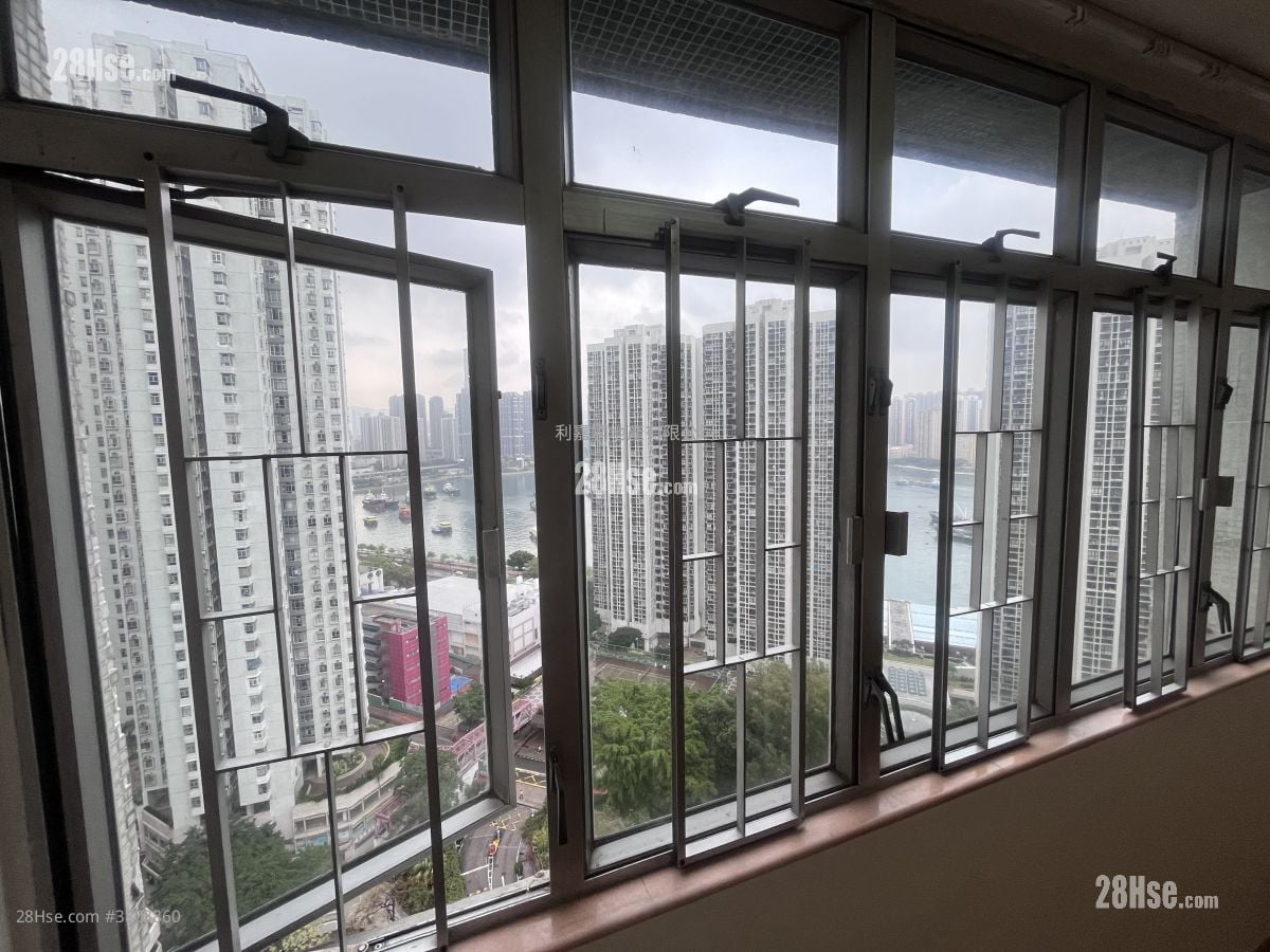 Greenview Court Sell 3 Bedrooms , 2 Bathrooms 703 ft²