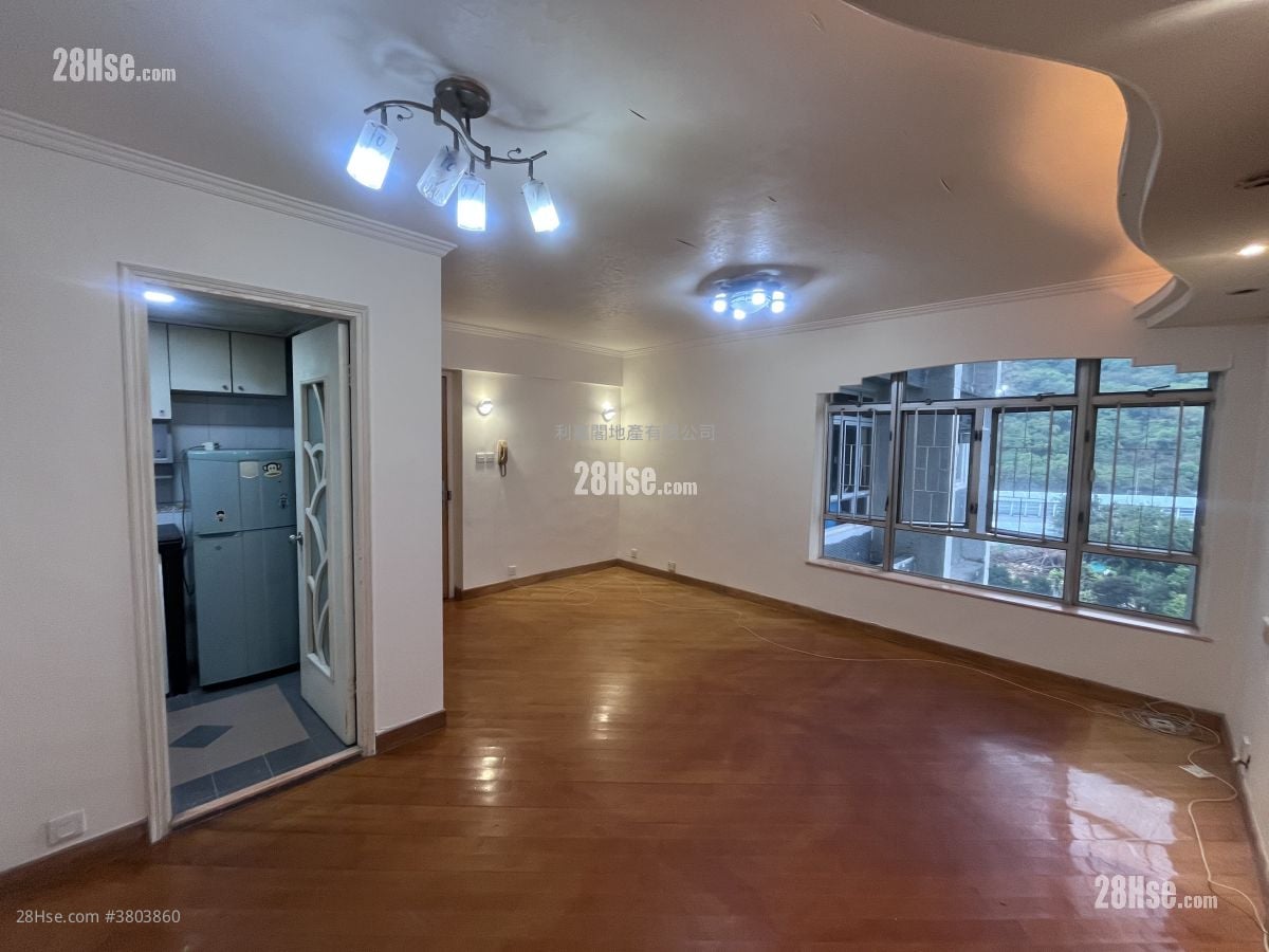 Greenview Court Sell 3 Bedrooms , 2 Bathrooms 703 ft²