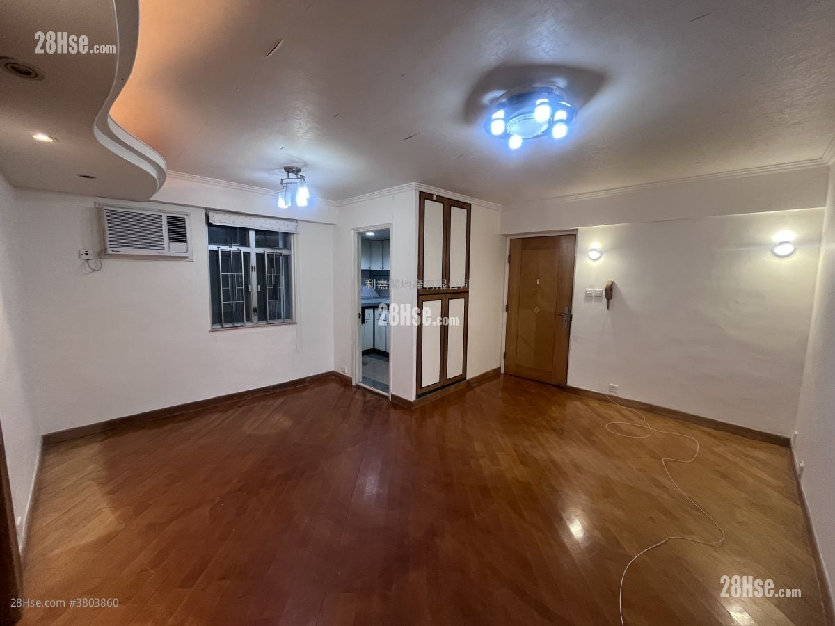 Greenview Court Sell 3 Bedrooms , 2 Bathrooms 703 ft²