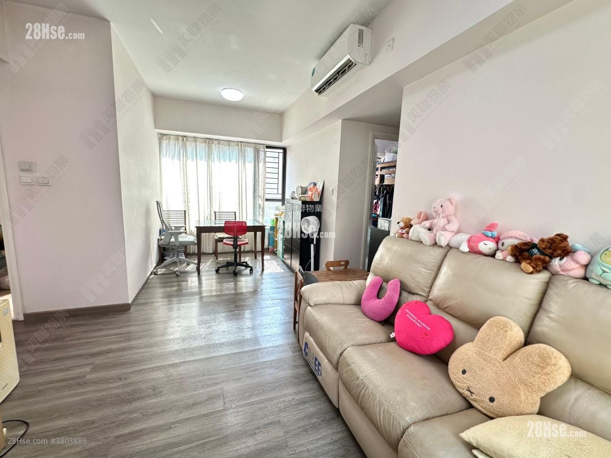 living room: Chelsea Court Sell 4 Bedrooms , 2 Bathrooms 722 ft²