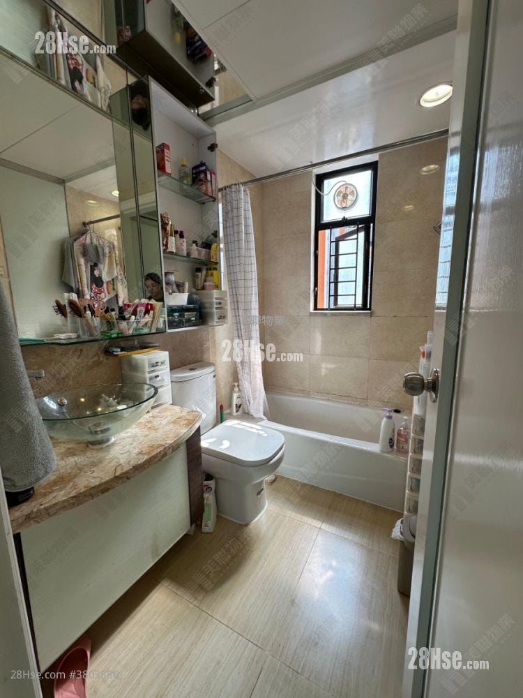bathroom: Chelsea Court Sell 4 Bedrooms , 2 Bathrooms 722 ft²