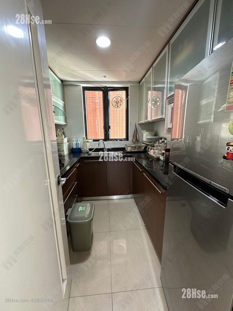 kitchen: Chelsea Court Sell 4 Bedrooms , 2 Bathrooms 722 ft²