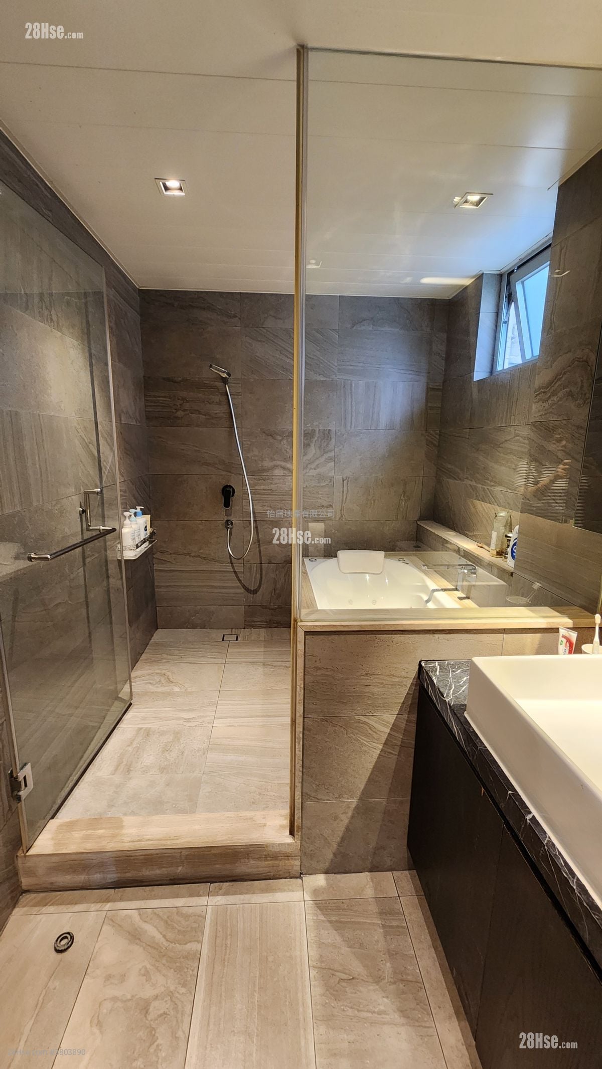 太古城 售盘 4 房 , 3 浴室 1,114 平方尺