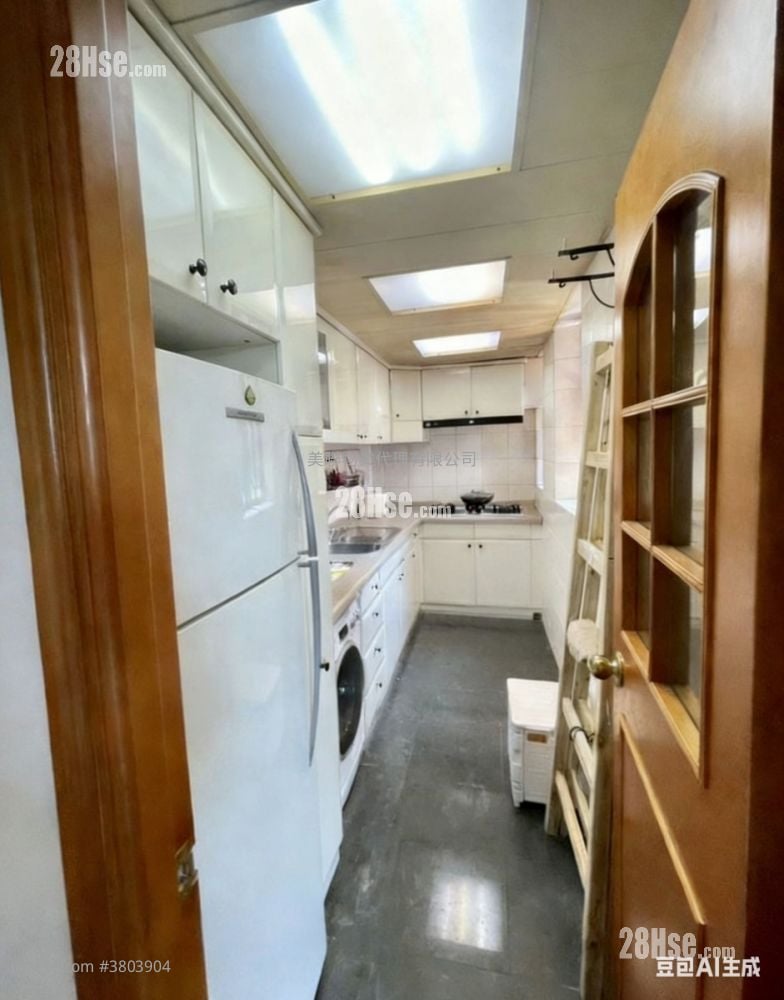 Nan Fung Plaza Sell 3 Bedrooms 691 ft²