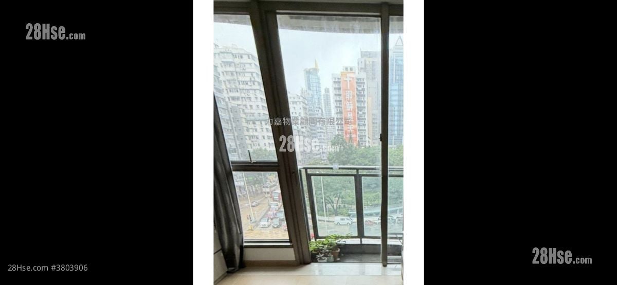 The Austin Sell 890 ft²