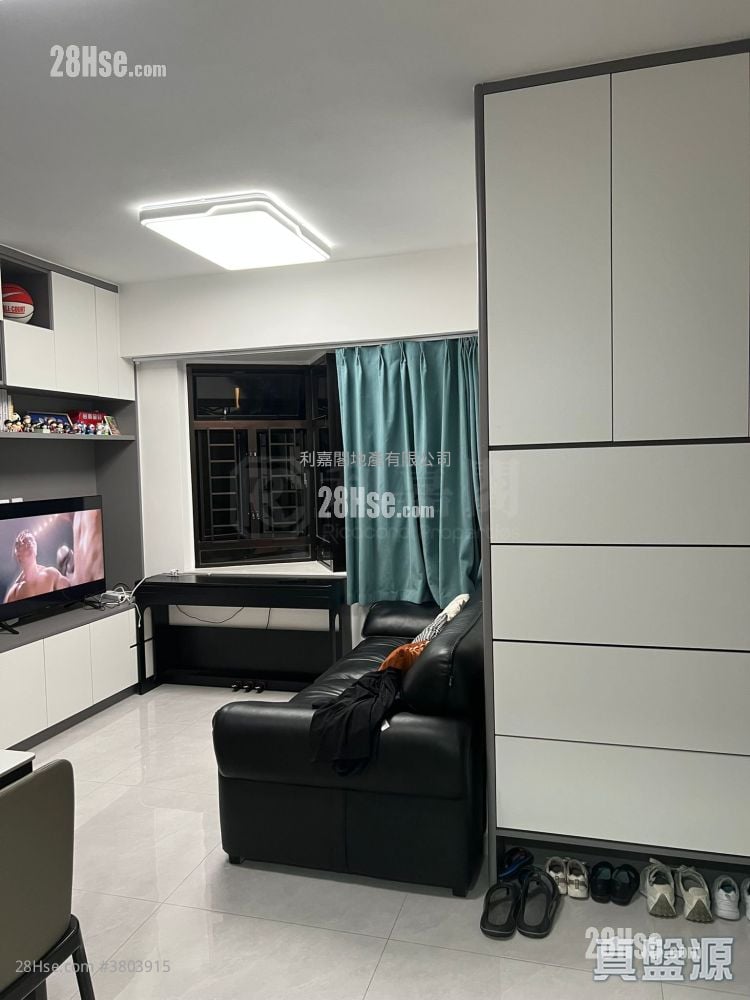 Mayfair Gardens Rental 3 Bedrooms , 1 Bathroom 525 ft²