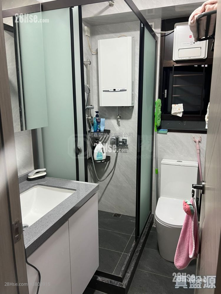 Mayfair Gardens Rental 3 Bedrooms , 1 Bathroom 525 ft²