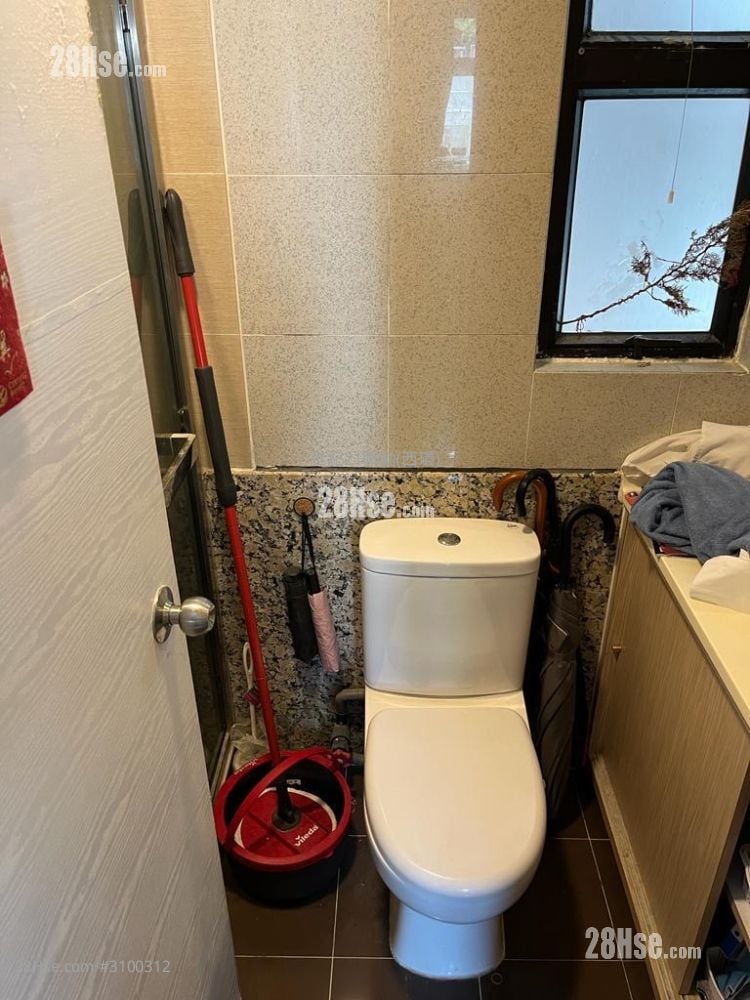 Wai Wah Court Sell 2 Bedrooms , 1 Bathroom 344 ft²