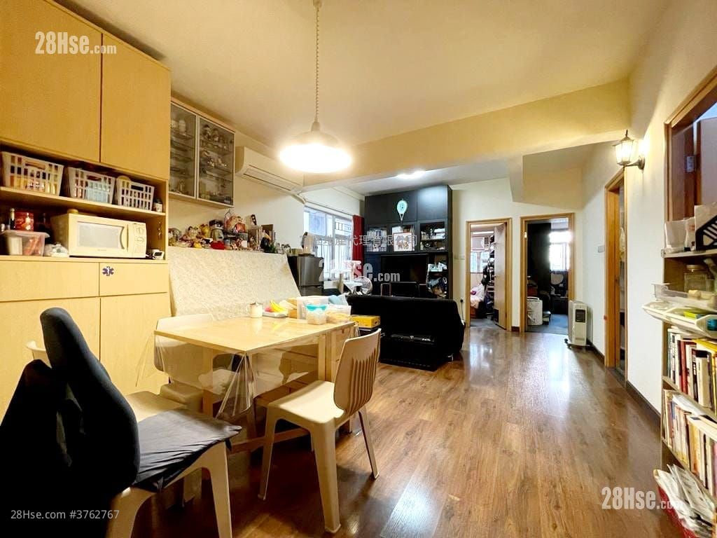 Yan On Building Sell 3 Bedrooms , 2 Bathrooms 771 ft²