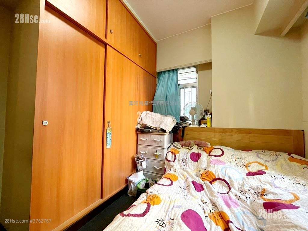 Yan On Building Sell 3 Bedrooms , 2 Bathrooms 771 ft²