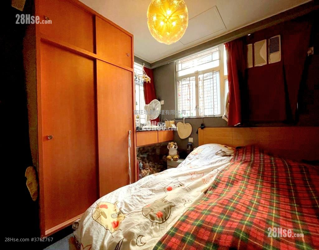 Yan On Building Sell 3 Bedrooms , 2 Bathrooms 771 ft²