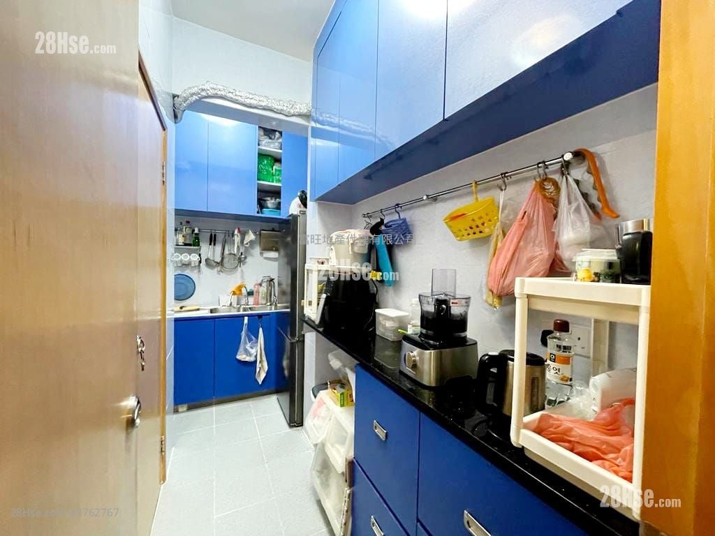 Yan On Building Sell 3 Bedrooms , 2 Bathrooms 771 ft²