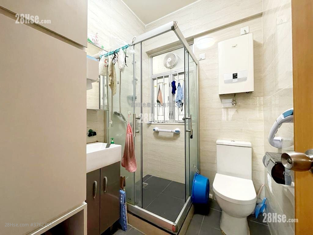 Yan On Building Sell 3 Bedrooms , 2 Bathrooms 771 ft²