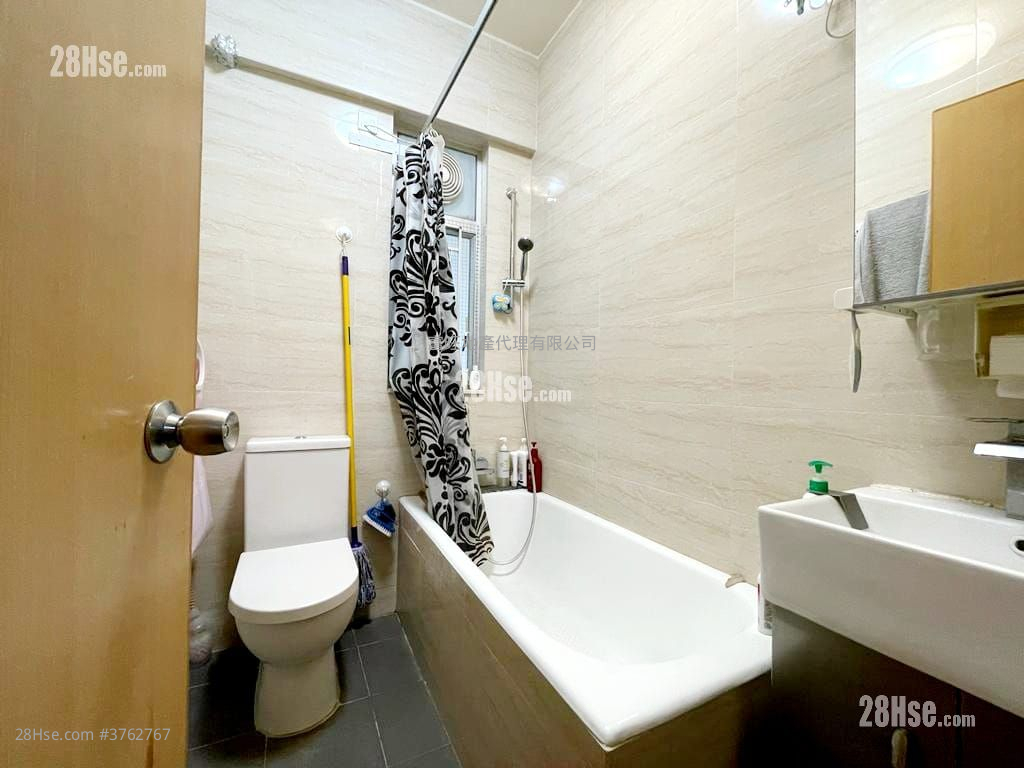 Yan On Building Sell 3 Bedrooms , 2 Bathrooms 771 ft²